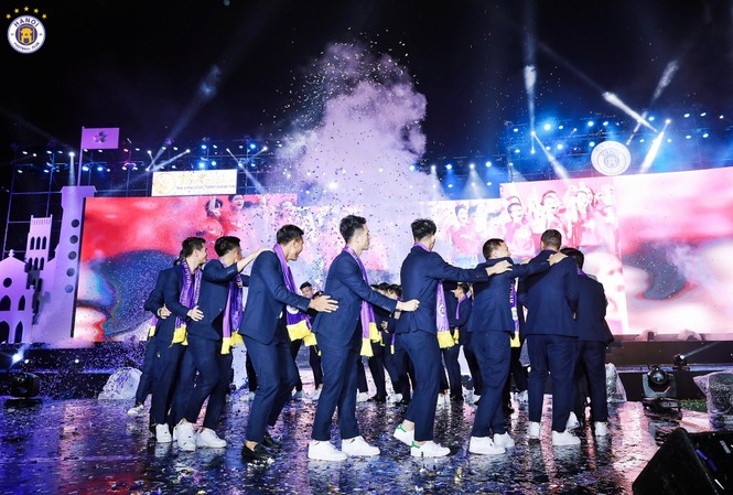 Ai đúng, ai sai chuyện cầu thủ Hà Nội 'xé rào' tuyển Việt Nam? Các cầu thủ Hà Nội ở Gala tôn vinh đội bóng tối 1/11.
