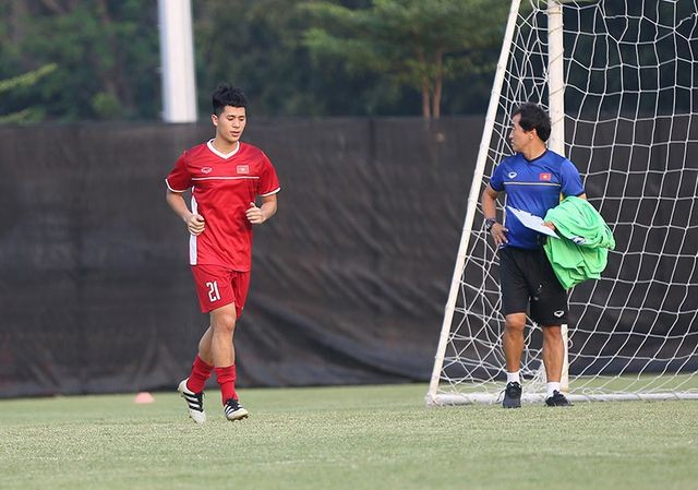 HLV Park Hang Seo nhận tin xấu về trung vệ Đình Trọng Đình Trọng sẽ không thể tham dự SEA Games 30 vì chấn thương.