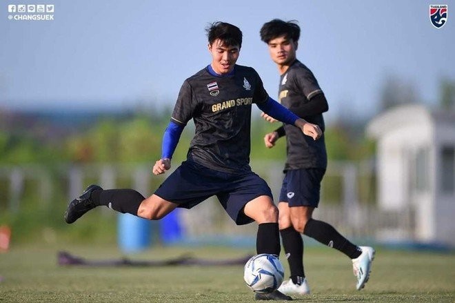 Trước thềm SEA Games 30, HLV Thái Lan nhận tin vui Peerawat Akkatam