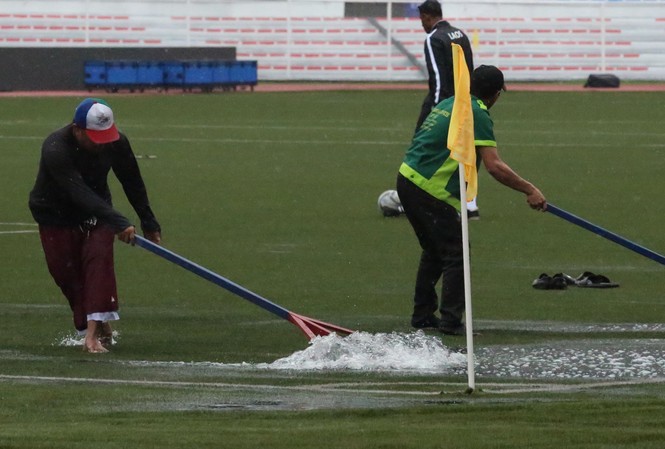 Bão Kammuri gây mưa như trút trên sân đấu của U22 Việt Nam Mặt sân Rizal Memorial sũng nước do bão Kammuri gây mưa lớn.