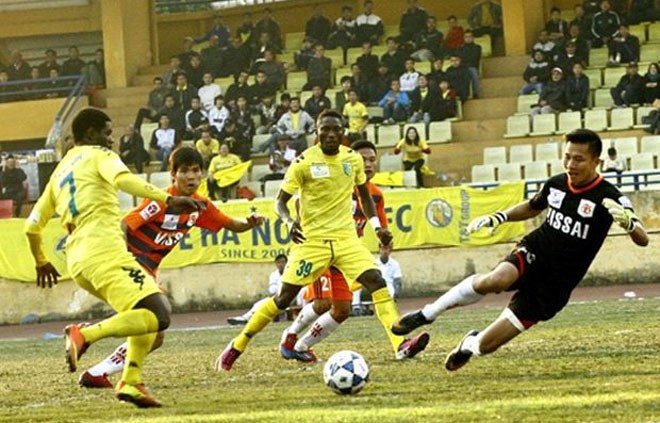 Cầu thủ V-League ăn Tết: May còn có thưởng Mức thưởng Tết cao nhất của Hà Nội T&T (áo vàng) là 10 triệu đồng.