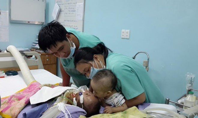 Nụ hôn vĩnh biệt bé Phi Phụng Bức ảnh chụp Phi Long và Phi Phụng.