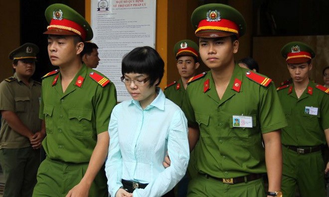 Chủ tịch nước yêu cầu xét xử công bằng, nghiêm minh 'đại án' Huyền Như Bị cáo Huỳnh Thị Huyền Như được áp giải đến Tòa án Nhân dân Thành phố Hồ Chí Minh để xét xử. (Ảnh: Thanh Vũ/TTXVN)