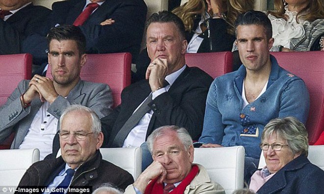 Bản tin Thể thao 7H: Van Gaal ra điều kiện cho M.U HLV Louis Van Gaal cho biết ông sẽ chỉ chèo lái M.U nếu CLB này bỏ tiền ra chiêu mộ tiền vệ Kevin Strootman từ AS Roma.