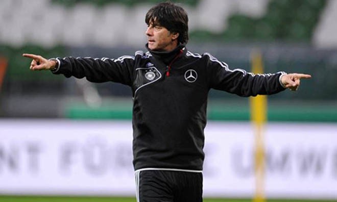 HLV Joachim Low hé lộ chiến thuật trước World Cup HLV Joachim Low tiếp tục trung thành với triết lý bóng đá tấn công tại World Cup 2014.