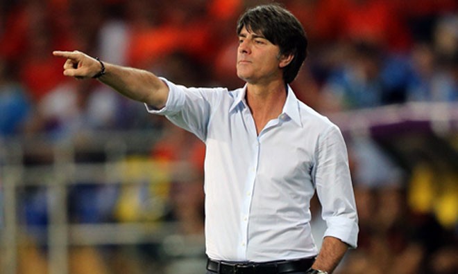 Lời nguyền World Cup hay chuyện đàn ông run rẩy trong áp lực HLV ĐT Đức Joachim Loew chỉ mặc duy nhất 1 chiếc áo cả vòng chung kết.