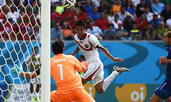Costa Rica hại tuyển Anh, 'cứu'... Nữ hoàng Với trận thắng 1-0 trước Italia, Costa Rica đã "tiễn" tuyển Anh về nước sớm.