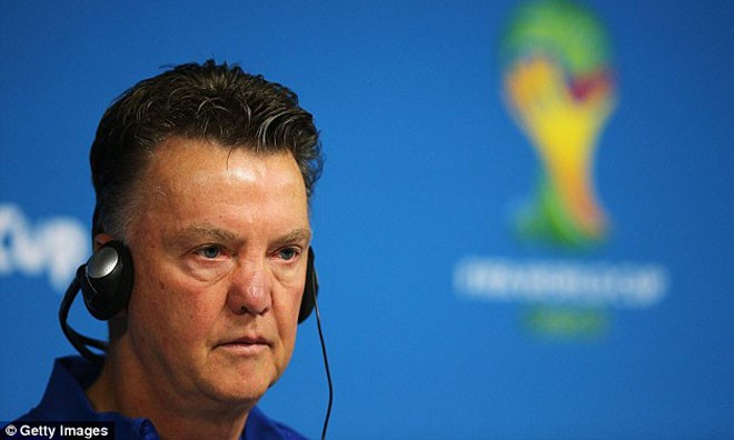 Hết gây sự với FIFA, Van Gaal quay sang 'cà' trọng tài Hết gây sự với FIFA, Van Gaal quay sang 'cà' trọng tài