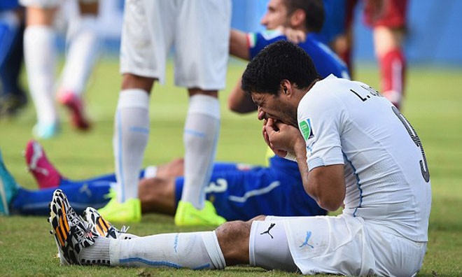 Chơi đòn 'cẩu xực', Suarez được hãng kem đánh răng mời hợp tác Luis Suarez kiểm tra răng sau khi cắn Chiellini