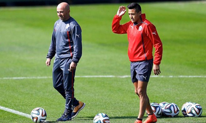 Tuyển Chile tố Brazil dùng trực thăng 'do thám' HLV Jorge Sampaoli (trái) rất tức giận khi nhiều khả năng Brazil đã "đọc vị" được những tính toán chiến thuật trước trận chiến sống còn.