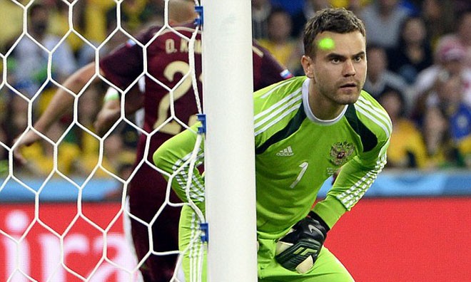 Đội hình 'quẳng vào sọt rác' ở vòng bảng World Cup Cả hai trận, Akinfeev đều nhận điểm thấp nhất trận, và tất nhiên, chẳng ai phản đối khi anh giữ vị trị thủ môn trong đội hình tệ nhất.