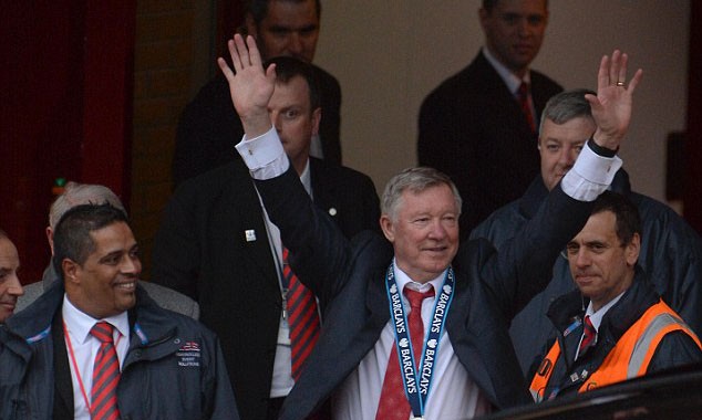 Từ trộm trở thành… phụ trách an ninh Manchester United Patel (trái) đang đứng cạnh cựu HLV Alex Ferguson.