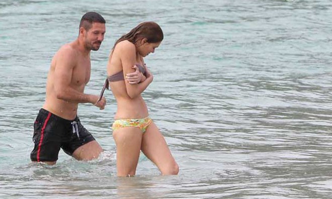 HLV Atletico Madrid ly dị vợ già để cưới gái trẻ? Simone và Carla trong kỳ nghỉ hè tại Ibiza.