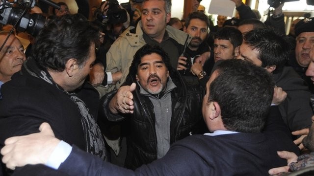 Bừng bừng cơn ghen, Maradona thẳng tay tẩn phóng viên Bừng bừng cơn ghen, Maradona thẳng tay tẩn phóng viên