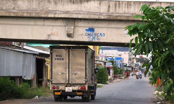 Xe bay nóc, hành khách trọng thương vì... gầm cầu Gầm cầu nơi xảy ra vụ tai nạn kinh hoàng hôm 9/8.