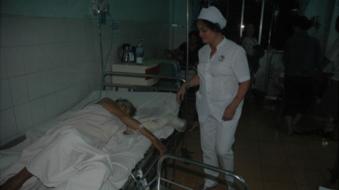 Lao vào cứu con đang cháy như đuốc, mẹ già nguy kịch Bà Mạnh đang được cấp cứu