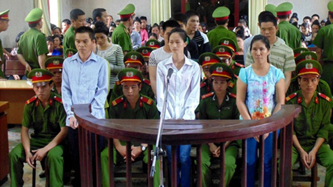 Buôn bán 313 bánh heroin, 6 bị cáo dính án tử Các bị cáo trong vụ buôn bán 313 bánh heroin ở Điện Biên nghe tòa tuyên án