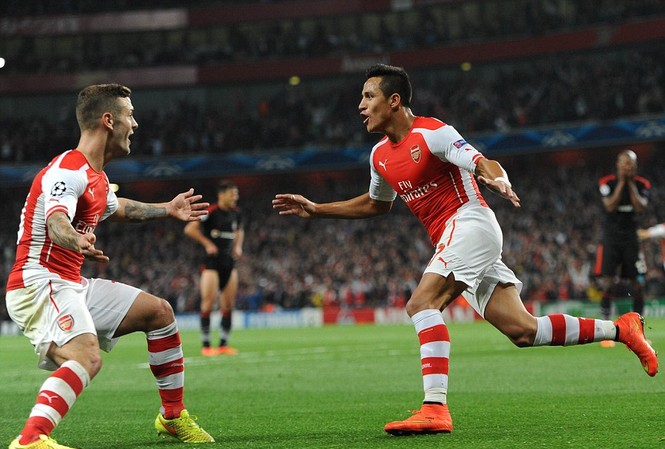 Tân binh dìu Arsenal vào vòng bảng Champions League Tân binh dìu Arsenal vào vòng bảng Champions League
