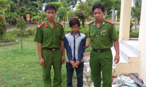 Cháu ngoại bất hiếu đổ thuốc sâu vào nồi cơm đầu độc ông bà Đối tượng Hận (giữa) đang bị tạm giữ tại Công an huyện Châu Thành A.