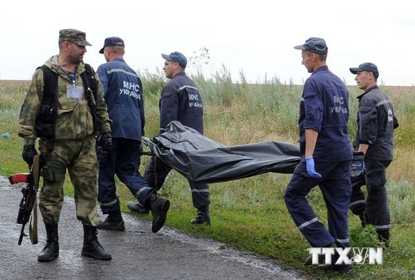 Thân nhân MH17 khởi kiện Ukraine đòi bồi thường triệu đô Các nhân viên cứu hộ đưa xác nạn nhân vụ rơi máy bay MH17 rời hiện trường. (Ảnh: AFP/TTXVN)