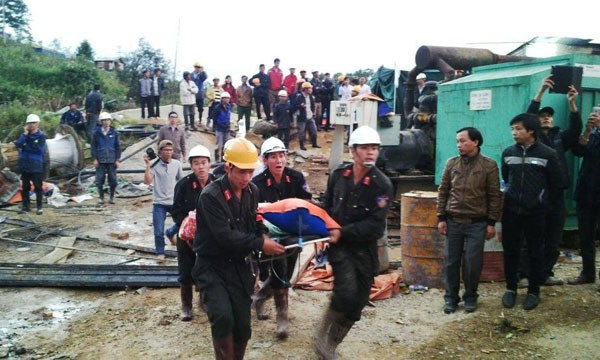 Hé lộ phương án giải cứu thành công 12 nạn nhân vụ sập hầm Đưa các nạn nhân tới bệnh viện. Ảnh: Lê Hữu Việt.