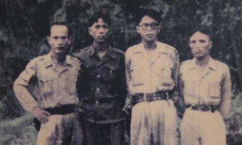 Thi tướng Huỳnh Văn Nghệ: Còn lại thiên thu một chút tình Từ trái qua: các ông Huỳnh Văn Nghệ, Lê Duẩn, Nguyễn Bình, Dương Quốc Chính tại chiến khu.