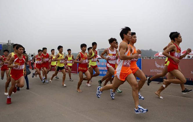 Việt dã và marathon Báo Tiền Phong: Sôi nổi đua tài Các VĐV đua tài ở nội dung 7,5 km nam trẻ hệ nâng cao. Ảnh: Hồng Vĩnh