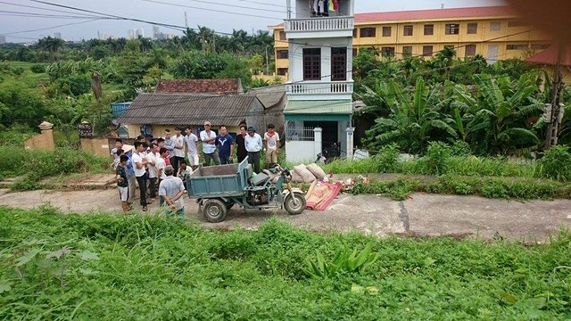 Lật xe 3 bánh, thiếu niên chết thảm Chiếc xe 3 bánh là phương tiện đã bị cấm lưu thông, bị lật từ trên bờ đê xuống đường dưới chân đê, gây vụ tai nạn đau lòng.