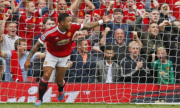M.U vs Sunderland (3-0): Quỷ đỏ lần đầu lên đỉnh Depay ăn mừng bàn mở tỷ số trận đấu.