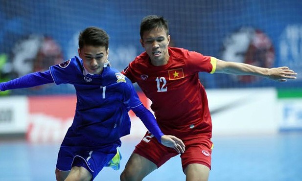 Tuyển futsal Việt Nam thua thảm Thái Lan Tuyển Việt Nam (áo đỏ) thua đậm Thái Lan trong trận tranh hạng ba. Ảnh: Zing