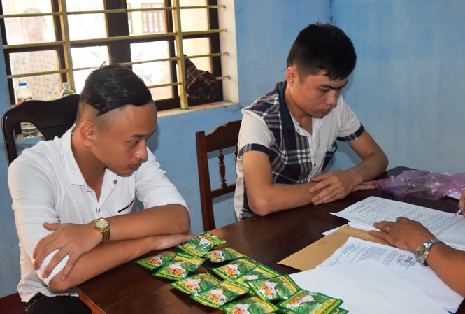 Phát hiện thêm một đường dây buôn bán 'cỏ Mỹ' ở Huế Hai đối tượng vừa bị công an bắt giữ trong một đường dây mua bán, tàng trữ “cỏ Mỹ”.