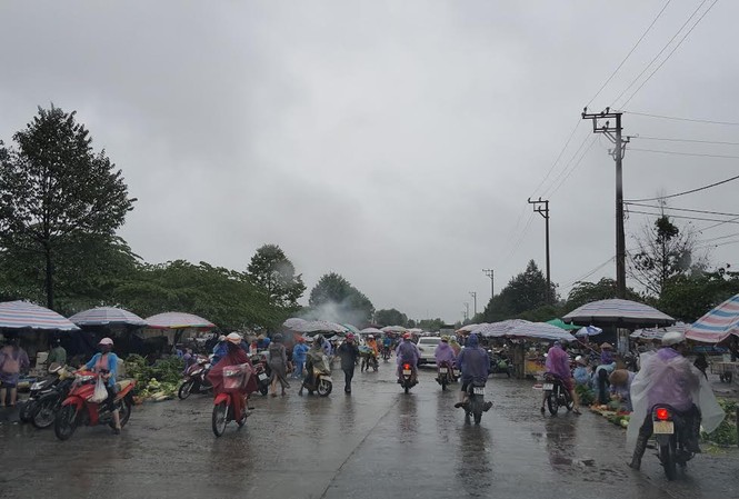 Móng Cái 'thở phào' vì thoát bão số 7 Chợ vẫn họp và đông người mua bán.