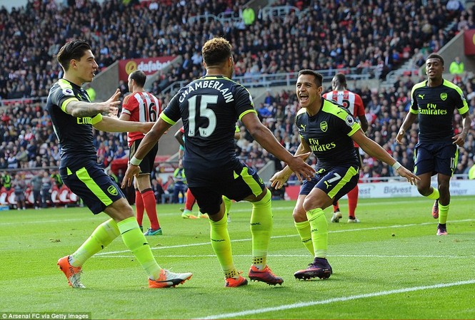 Thắng đậm Sunderland, Arsenal tạm dẫn đầu Ngoại hạng Anh Các cầu thủ Arsenal ăn mừng bàn thắng