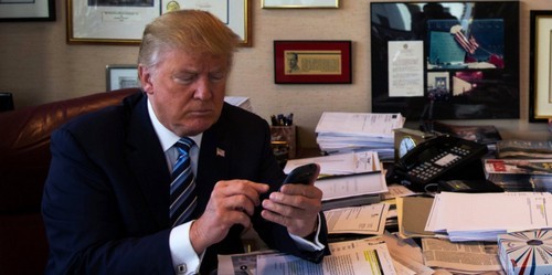Ông Trump vẫn dùng điện thoại cũ khi vào Nhà Trắng Hình ảnh Trump đang sử dụng thiết bị được cho là Galaxy SIII.