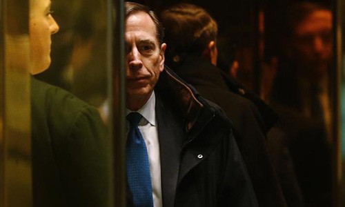 Ông Trump gặp ứng viên ngoại trưởng mới Ông David Petraeus xuất hiện tại Tháp Trump. Ảnh: Reuters
