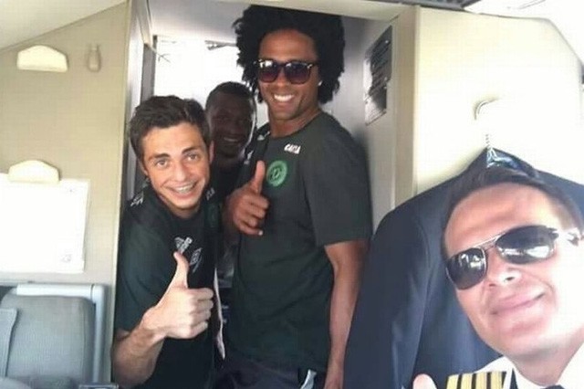 Phi công máy bay chở đội bóng Brazil xả hết nhiên liệu trước khi rơi? Miquel Quiroga, phi công người Paraguay, chụp ảnh cùng các thành viên đội bóng trước khi cất cánh. (Ảnh: Mirror)