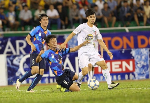 Công Phượng đá hỏng penalty, U21 HAGL thành cựu vương Công Phượng trong cuộc đọ sức với Yokohama. Ảnh: Vnexpress