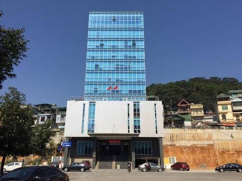 Cách chức cán bộ tư pháp ‘gác chân lên bàn’ Trung tâm Hành chính công UBND TP Hạ Long. Ảnh: Minh Cương