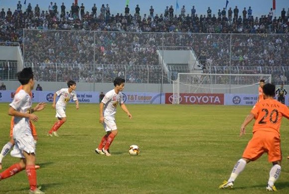 Công Phượng nếm mùi thất bại khi trở lại V.League Công Phượng (áo trắng) và các đồng đội ở HAGL mở hàng V.League 2017 bằng... thất bại trước SHB.Đà Nẵng. Ảnh: Zing