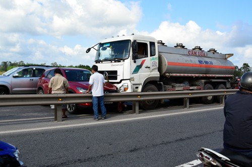 Xe bồn chở xăng đâm ôtô, quốc lộ ách tắc nhiều giờ Hiện trường vụ tai nạn. Ảnh: Sơn Thủy