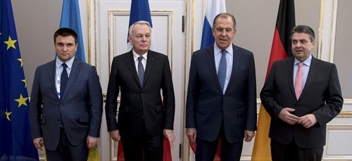 Nga công bố lệnh ngừng bắn mới ở Ukraine Từ trái sang, ngoại trường các nước Ukraine, Pháp, Nga và Đức chụp ảnh chung tại Diễn đàn An ninh Munich lần thứ 53, Đức, ngày 18/2. Ảnh: Reuters.
