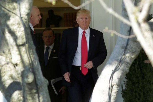 Ông Trump sẽ tiến hành cuộc cải tổ quân đội Mỹ lớn nhất lịch sử Tổng thống Trump rời Nhà Trắng đi dự hội nghị hôm qua. Ảnh: Reuters