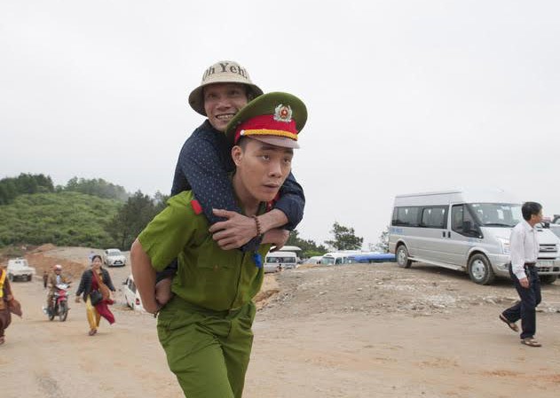 Công an cõng người khuyết tật vượt dốc cao lên chùa Chiến sỹ Lê Văn Dũng cõng người đàn ông khuyết tật lên chùa.