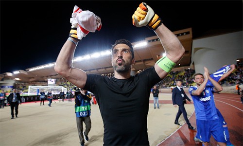 Buffon chạm mốc 100 trận cùng Juve ở Champions League Buffon chạm mốc 100 trận cùng Juve ở Champions League