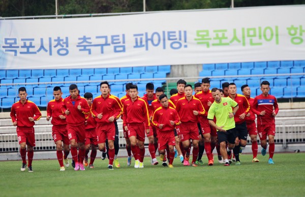 U20 Việt Nam hào hứng với buổi tập đầu tại Hàn Quốc Các cầu thủ U20 Việt Nam tập nhẹ