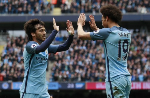 Man City đánh bại Leicester, vươn lên đứng thứ ba David Silva chia vui với cầu thủ kiến tạo bàn mở tỷ số Leroy Sane.