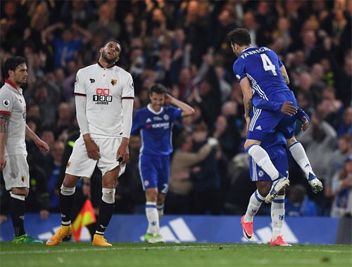 Chelsea hạ Watford trong mưa bàn thắng Fabregas ăn mừng bàn thắng quyết định.
