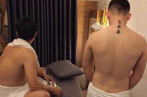 Đột kích ổ mại dâm nam núp bóng massage ở Sài Gòn Nam nhân viên bị bắt quả tang đang kích dục cho khách đồng tính. Ảnh: C.A