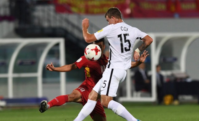 Trọng tài không cho U20 Việt Nam hưởng penalty Tình huống bóng chạm tay hậu vệ U20 New Zealand ở phút 34. Ảnh: Zing