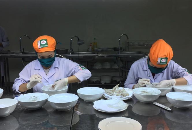 Yến nuôi muốn làm thương hiệu Nhân viên đang sơ chế tổ yến nuôi